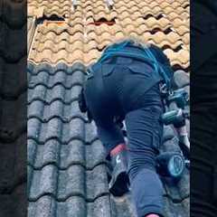 Wait for it... 😱💪 - Impressive #Solar Installation on a Roof 😱 - Subscribe for more! ☀️