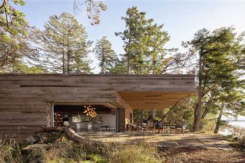 Sandblasted Cedar Blocks Finish This Island Home in British Columbia