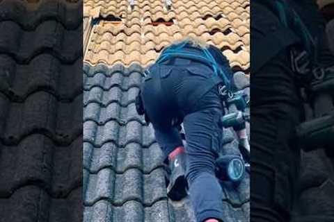 Wait for it... 😱💪 - Impressive #Solar Installation on a Roof 😱 - Subscribe for more! ☀️