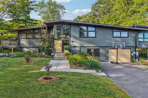 ’60s Charm Meets 21st-Century Eco-Friendly Tech at This $2M Hudson Valley Home