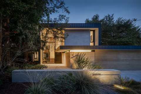 A Palo Alto Treehouse Designed Around Oaks and Redwoods