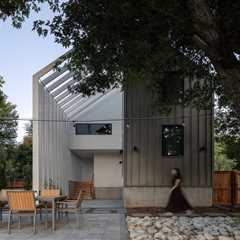 A Soaring Library in This Boulder Home Makes the Bookshelf Wealth Trend Look Like Small Potatoes