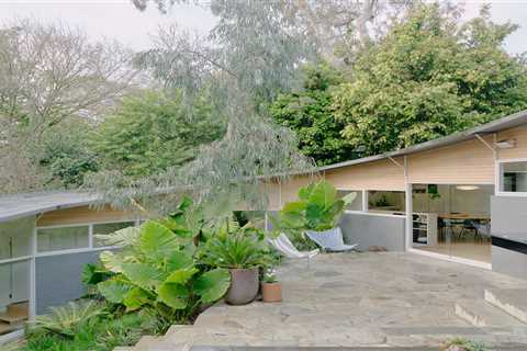 An Expansion Preserves What Makes This Brisbane Midcentury So Renowned