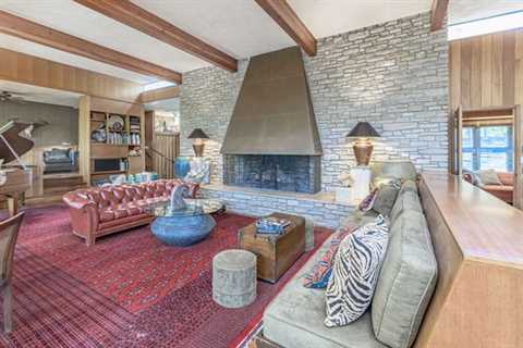 The Bedrooms Cantilever Over the Woods in This $1.6M Missouri Midcentury