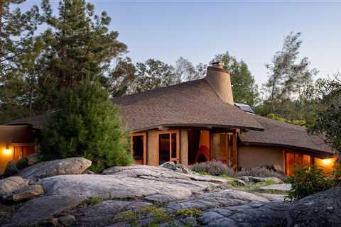 The ’70s Are Alive and Well in This Curvaceous SoCal Home Seeking $2.5M