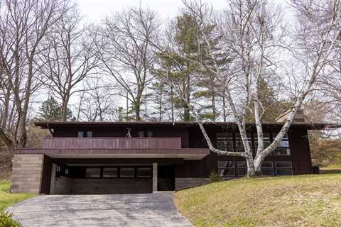 One of Frank Lloyd Wright’s Apprentices Designed This $380K Wisconsin Midcentury