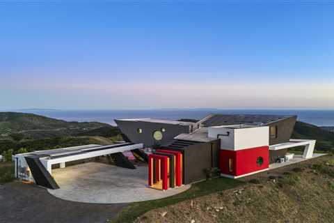 This $6.5M Malibu Home Is Straight Out of a Sci-Fi Movie