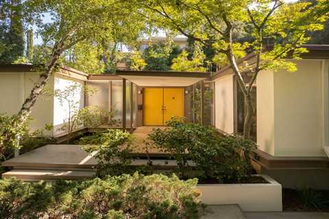 Lush Foliage Surrounds This Serene Pasadena Midcentury Listed for $3.9M