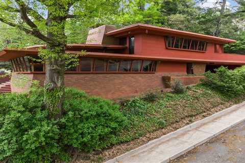 This Lloyd Wright–Inspired Home Had Termites So Bad It Was Being Advertised as a $170K Lot