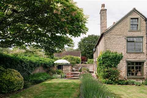 Peach, Ochre, and Neon-Green Paints Punch Up This £935K Cottage in Somerset