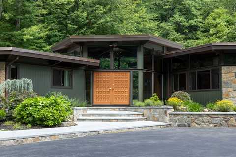 Before & After: They Bought New York’s Famous Hexagon House—and Gave It a Kaleidoscopic Revamp