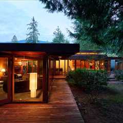 In North Vancouver, a Never-Before-Seen Fred Hollingsworth Midcentury Just Listed for $1.8M