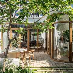 With a Wall of Curved Glass, This Boxy Utrecht Home Finally Found Its Flow