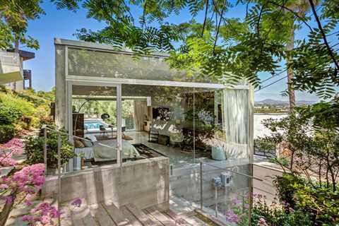 The All-Glass Home of the Artist Behind Obama’s Hope Poster Asks $4.6M
