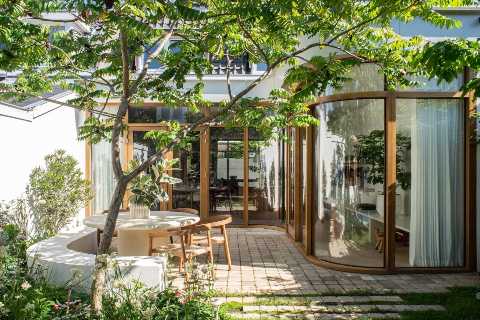 With a Wall of Curved Glass, This Boxy Utrecht Home Finally Found Its Flow