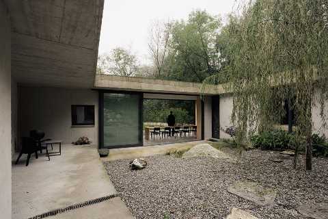 Near Lake Como, This €690K Concrete House Makes the Most of Its Narrow Site